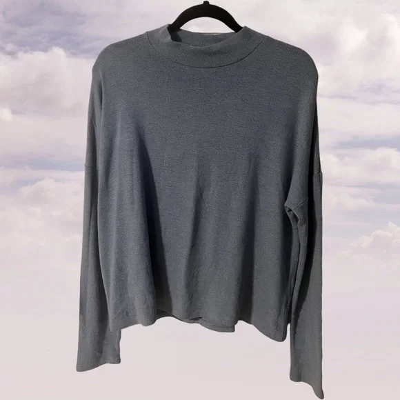 A Twik top in blue and a size large - Picture 2 of 5